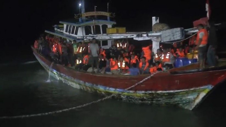 Basarnas Evakuasi 89 Korban Selamat Kapal Santika yang Terbakar di Masalembu