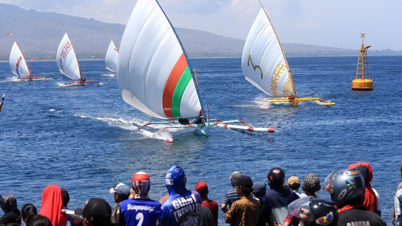 Ratusan Nelayan Perairan Selat Bali Ikut Lomba Perahu Layar Tradisional - Bagian 2