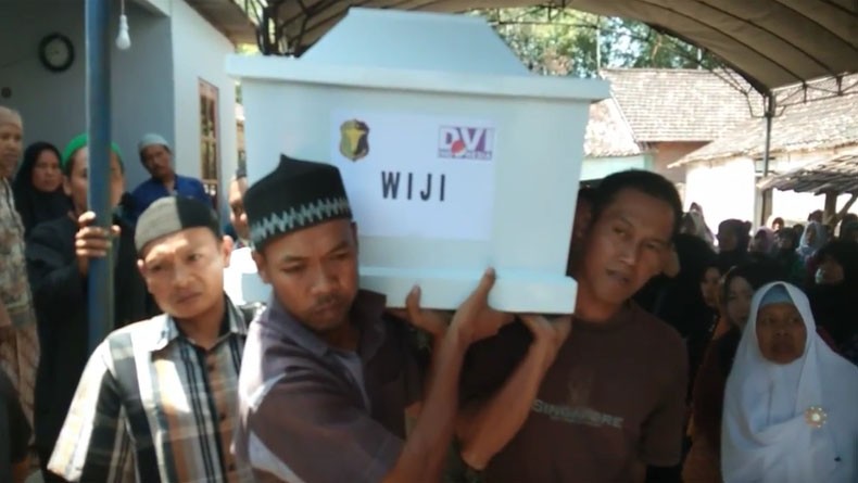 Tangis Haru Iringi Pemakaman Korban KM Santika yang Terbakar di Masalembu