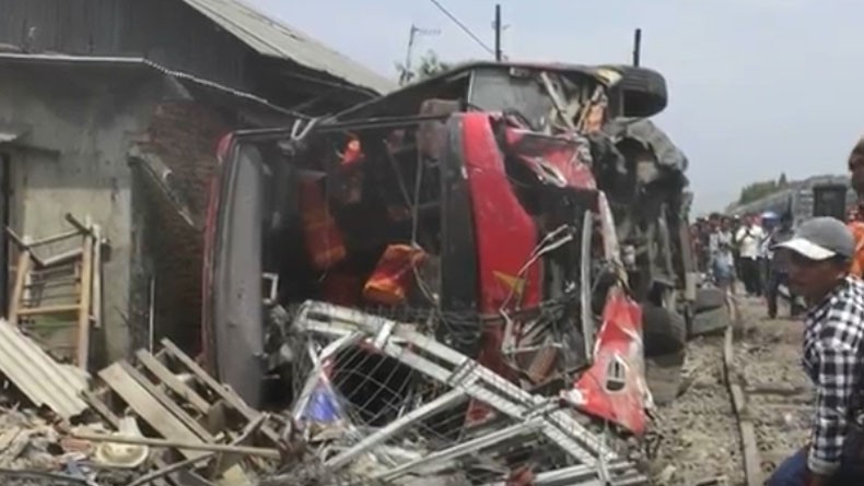 Bus Karyawan Ditabrak KA Parahyangan di Karawang, 7 Perjalanan KA Terganggu