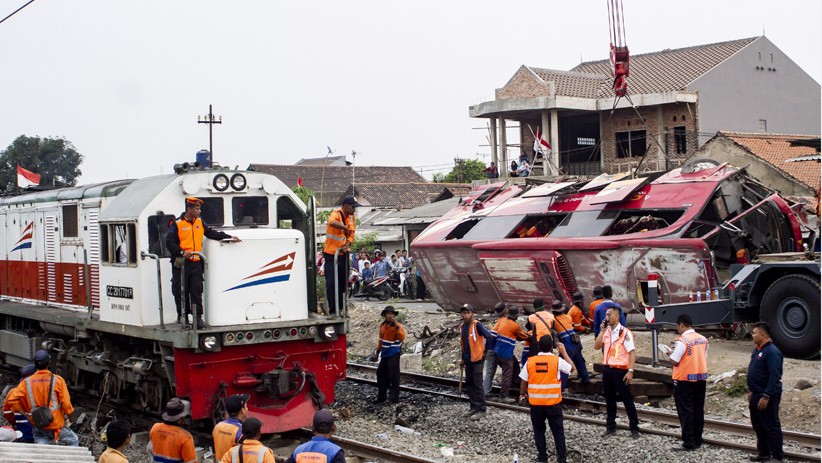 Mogok di Tengah Perlintasan, Bus Pariwisata Ditabrak Kereta Api - Bagian 2