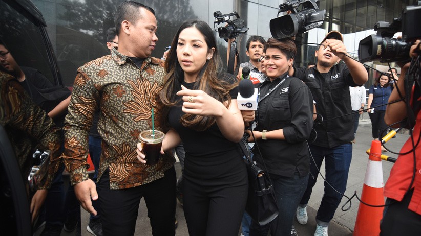 Penampilan Serba Hitam Anak Setnov saat Diperiksa Terkait Kasus E-KTP - Bagian 2