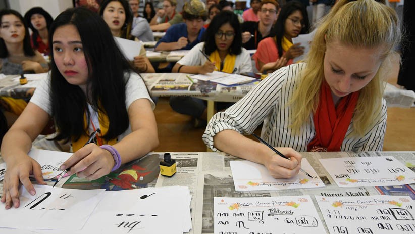 26 Mahasiswa Asing dari 10 Negara Belajar Menulis Aksara Jawa - Bagian 3