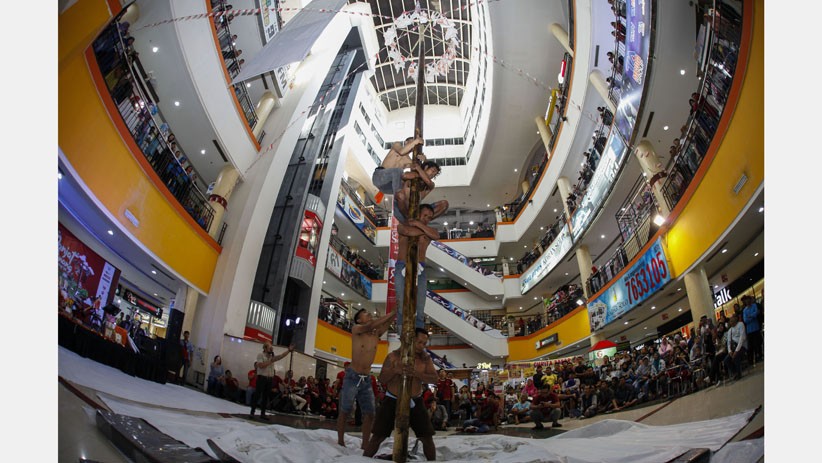 Tidak Biasa, Lomba Panjat Pinang di Tengah Pusat Perbelanjaan Solo