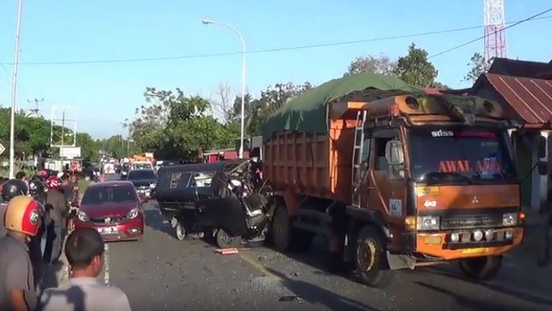 Kecelakaan Maut Angkot Tabrak Truk di Wajo Sulsel, 3 Penumpang Tewas dan 7 Luka