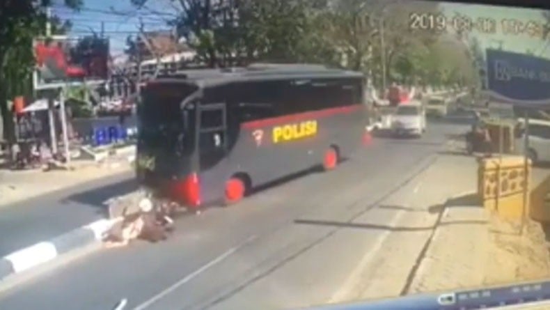 Hendak Menyeberang Jalan, 2 Siswi SMA Ditabrak Bus Brimob Polda di Takalar