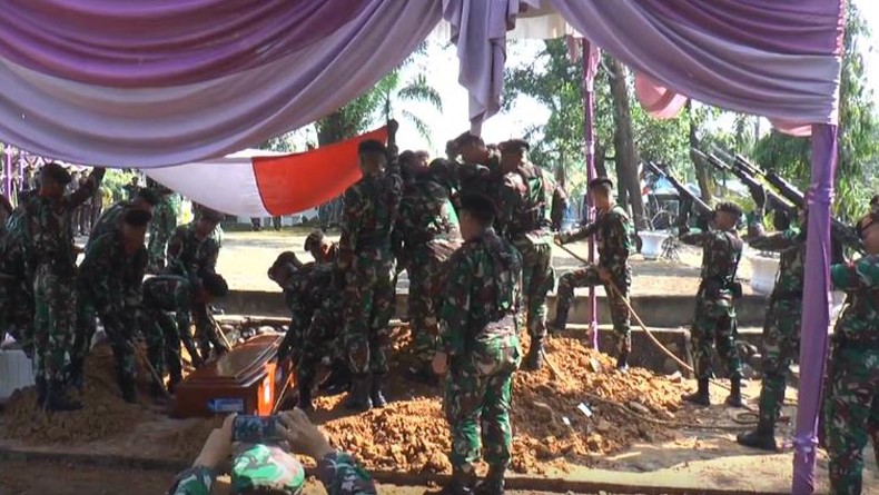 Kasdam II Sriwijaya Pimpin Pemakaman Militer Sertu Anumerta Rikson di Prabumulih