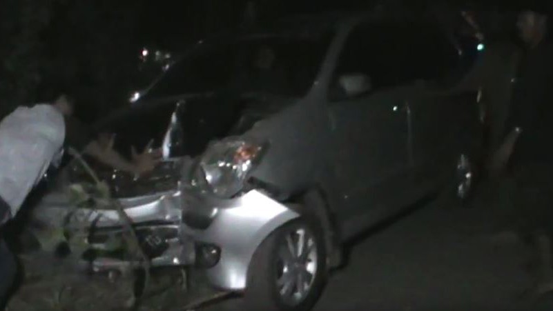 Minibus Tabrak Tiang Listrik di Sidomulyo Jember, Sopir dan Penumpang Kabur