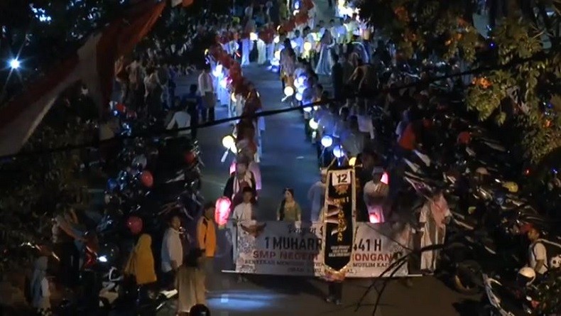 Ribuan Warga Lamongan Ikuti Pawai Lampion Sambut 1 Muharam 1441 Hijriah