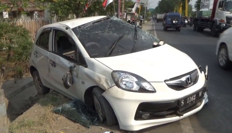 Diduga Mengantuk, Mobil Pedangdut Ini Tabrak Pembatas Jalan di Jombang