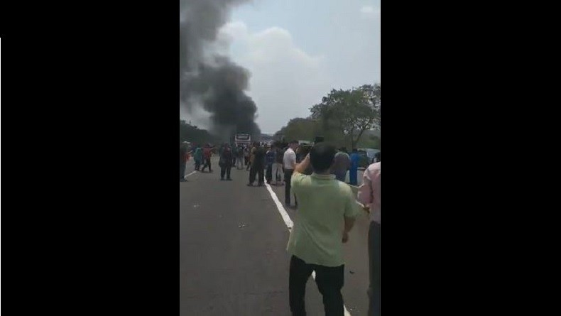 Kecelakaan Beruntun di Cipularang, Warga Bantu Proses Evakuasi Korban
