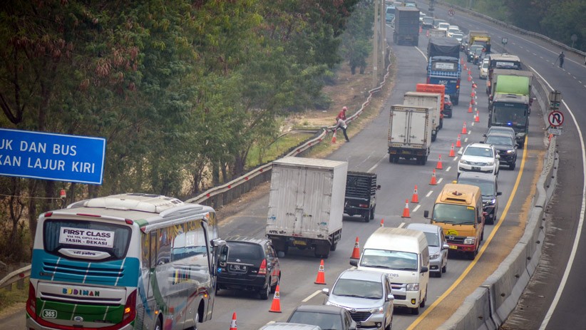 Olah TKP Tabrakan Beruntun, Tol Cipularang Berlaku Contra Flow - Bagian 2