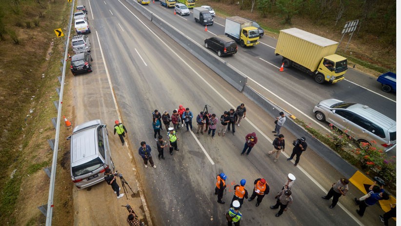 Polisi Olah TKP Kecelakaan Maut Tol Cipularang - Bagian 1