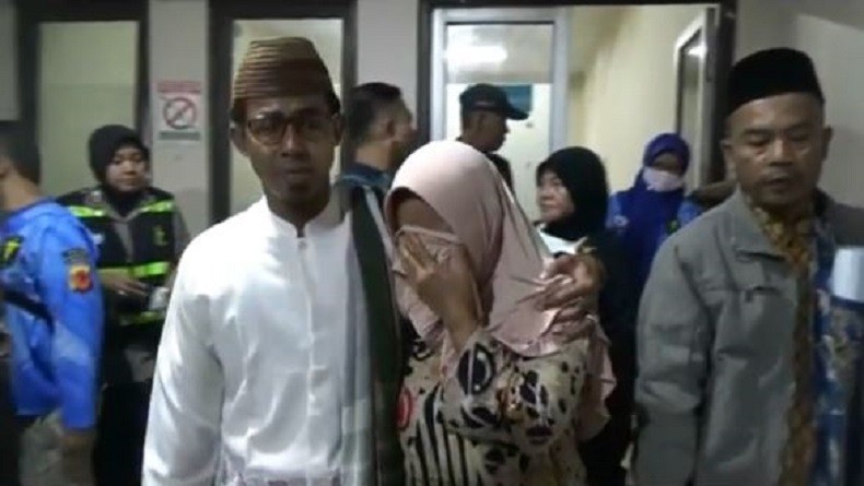 Isak Tangis Keluarga Iringi Pemulangan Korban Tewas Kecelakaan Tol Cipularang