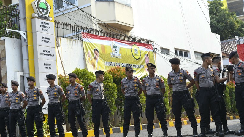 Polisi Jaga Ketat Kantor DPP Partai Golkar - Bagian 1