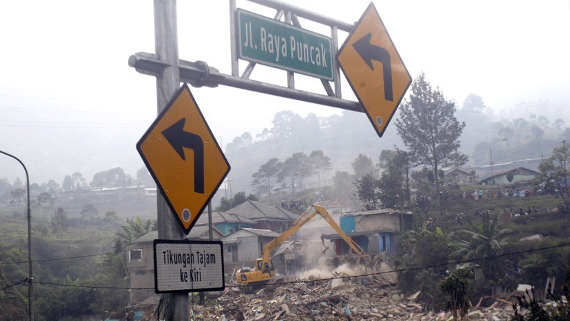 Puluhan Bangunan Tidak Berizin di Kawasan Puncak Bogor Dibongkar - Bagian 2