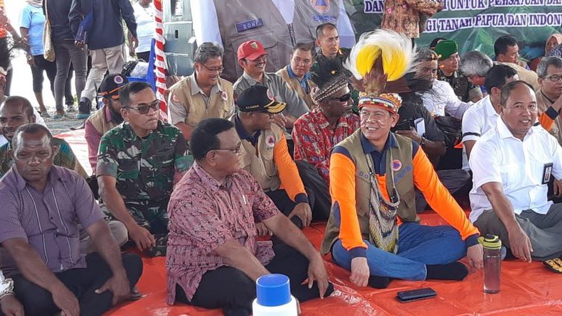 Kepala BNPB Makan Papeda Bersama 1.000-an Warga Sekitar Danau Sentani Papua