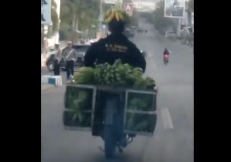 Viral Pemotor Pakai Helm Pisang Lolos Razia Polisi, Ini Kata Kasatlantas Wajo