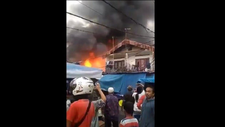 Puluhan Kios di Pasar Karuwisi Makassar Ludes Terbakar