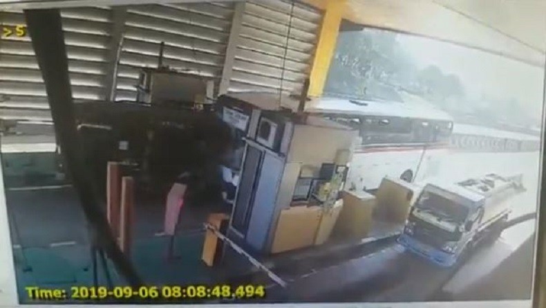 Bus Primajasa Tabrak Mobil Elf di Gerbang Tol Cikamuning, Penumpang Luka-Luka