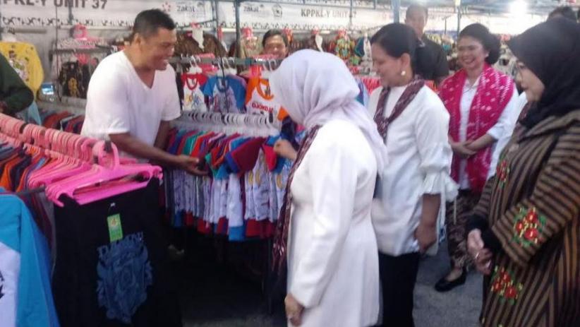Iriana Jokowi dan Mufidah Beli Kaus untuk Cucu Rp50.000 di Pasar Beringharjo