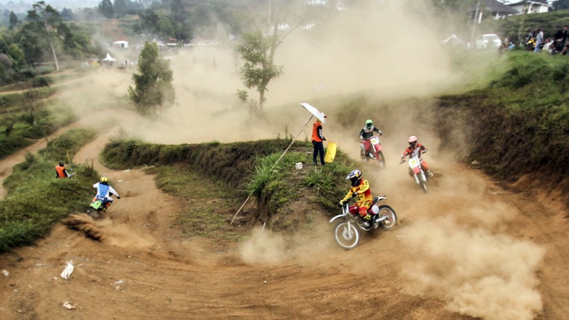 Adu Cepat Motor Trail DT 100 saat Jambore Nasional di Cisarua - Bagian 2