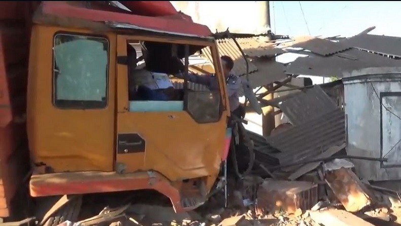 Truk di Jember Tabrak 4 Rumah di Jember, Diduga akibat Rem Blong