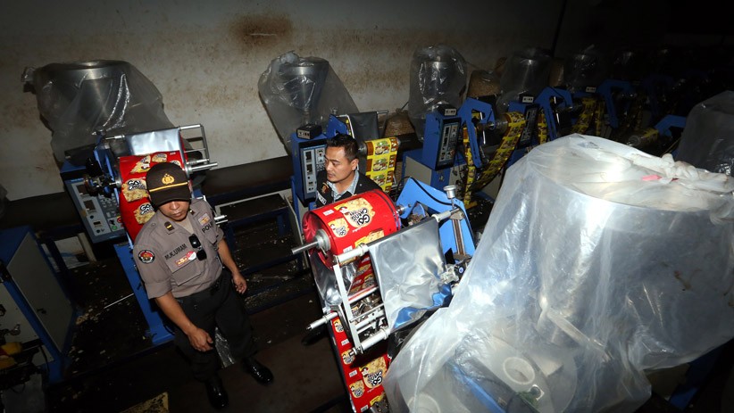 Polrestabes Surabaya Gerebek Pabrik Makanan Ringan Tanpa Izin Edar - Bagian 2
