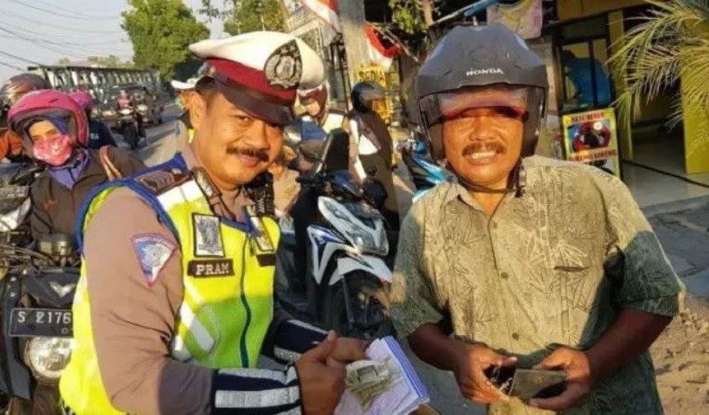 Viral, Anggota Satlantas Polres Bojonegoro Razia Orang Tuanya Sendiri