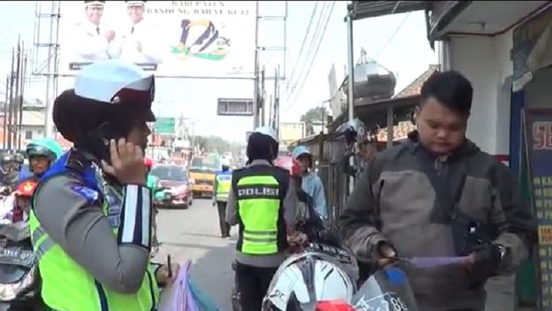 Terjaring Razia, Pengendara Motor di Cimahi Telepon Oknum Mapolrestabes Bandung