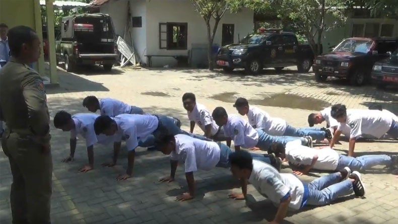 Bolos Sekolah, Puluhan Pelajar Dihukum Push Up Petugas Satpol PP Kendal
