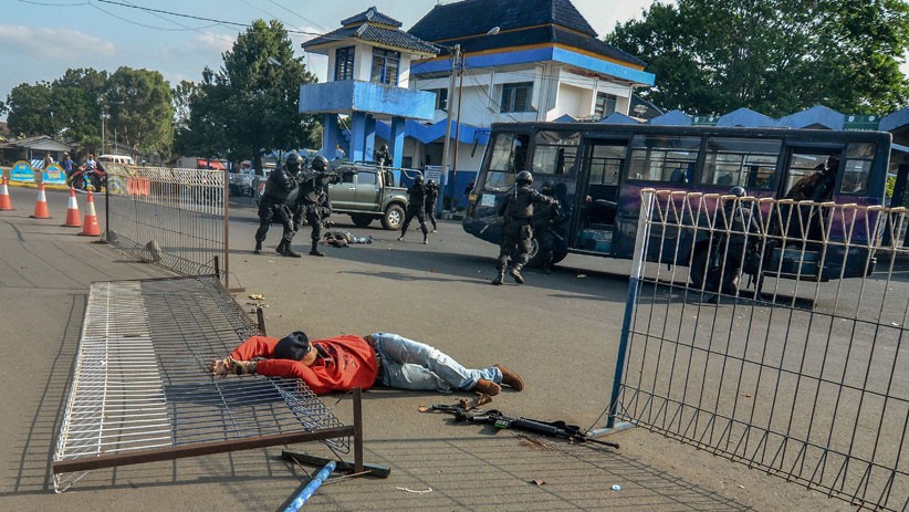 Aksi Prajurit Kostrad TNI AD Bebaskan Sandera dari Pembajak Bus - Bagian 2