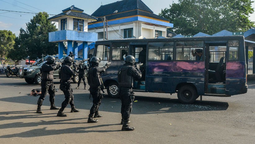 Aksi Prajurit Kostrad TNI AD Bebaskan Sandera dari Pembajak Bus - Bagian 1