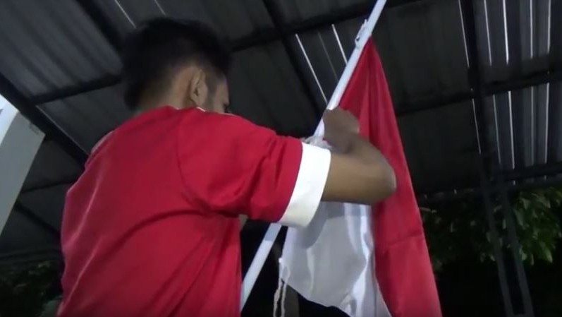 BJ Habibie Wafat, Warga Jember Pasang Bendera Setengah Tiang Malam Hari