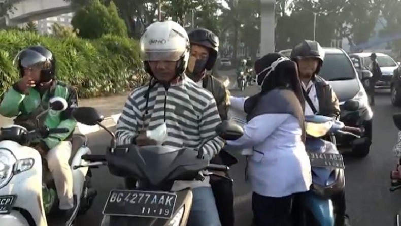 Kabut Asap Tebal di Sumsel, Dinkes Bagikan Masker Gratis kepada Warga