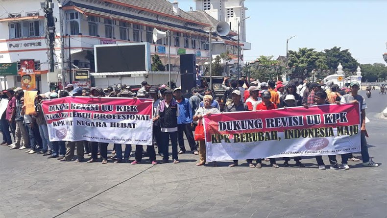 Massa Pro dan Kontra Revisi UU KPK Gelar Aksi di Titik Nol Kilometer Yogya