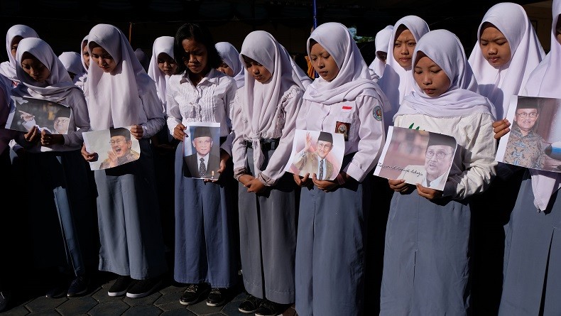 Ratusan Siswa SMAN 1 Lombok Barat Gelar Apel Bendera Setengah Tiang