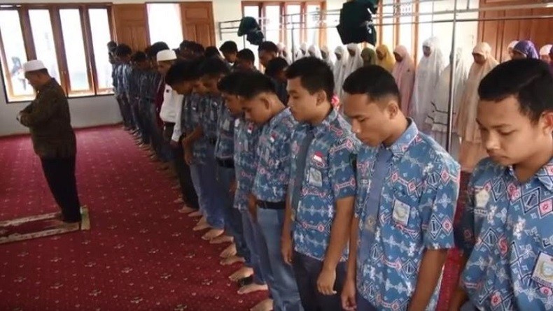 Murid-Murid SMAN 1 Penyabungan Madina Gelar Salat Gaib untuk BJ Habibie