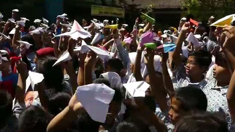 Kenang BJ Habibie, Ratusan Siswa SD di Joglo Solo Terbangkan Pesawat Kertas