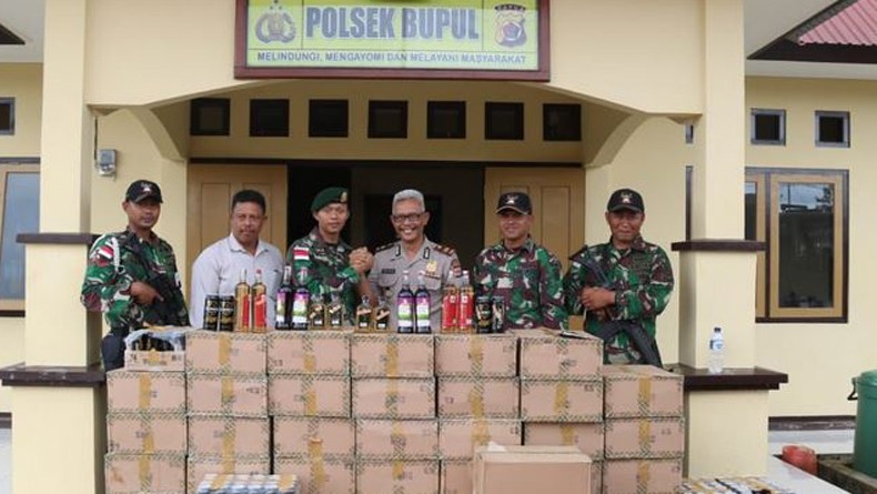 Satgas Pamtas RI-PNG Yonif 411 Ungkap Penyelundupan 3.333 Botol Miras di Merauke