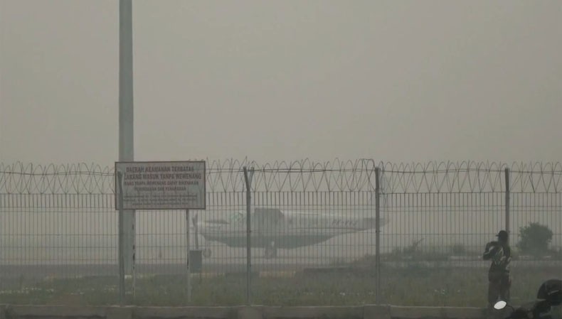Kabut Asap Makin Pekat, Aktivitas Bandara Tjilik Riwut Palangkaraya Lumpuh Total
