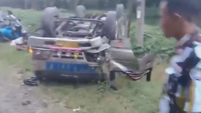 title Minibus Elf Terguling di Jalinsum Asahan, Sopir Tewas Terlempar ke Jalan Minibus Elf Terguling di Jalinsum Asahan, Sopir Tewas Terlempar ke Jalan
