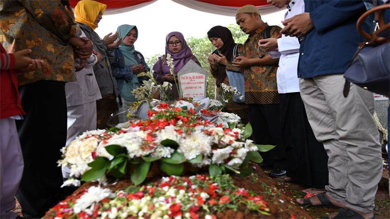 Ramai Peziarah Selfie Di Makam Bj Habibie Begini Hukum Dan Adab Ziarah Kubur Bagian 1
