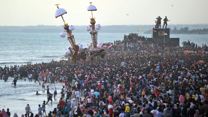 Puncak Pesona Hoyak Tabuik Piaman, Ribuan Warga Padati Pantai Pariaman