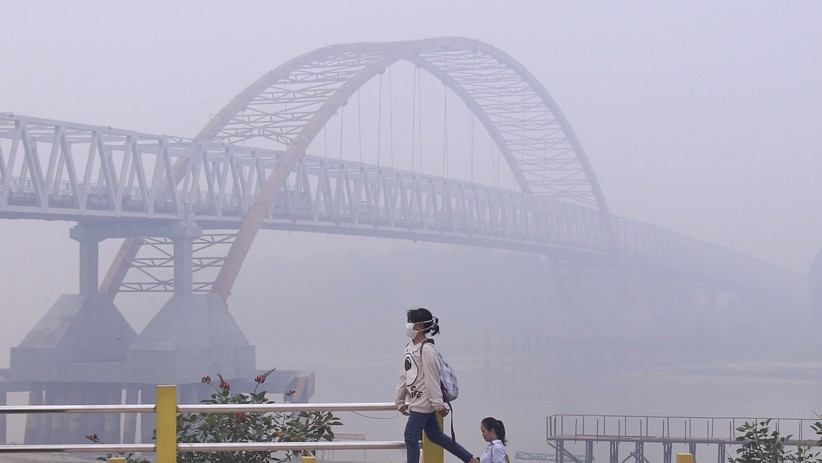Akibat Kabut Asap Pekat, Jembatan Kahayan Kalteng Terlihat Samar - Bagian 1