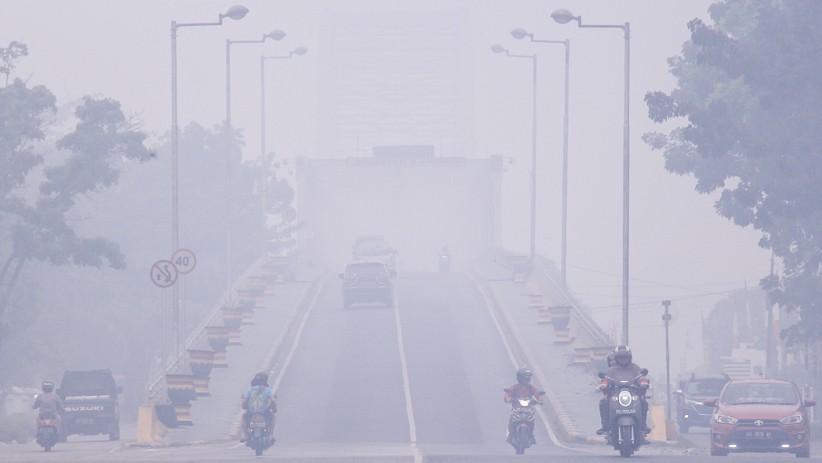 Akibat Kabut Asap Pekat, Jembatan Kahayan Kalteng Terlihat Samar - Bagian 2