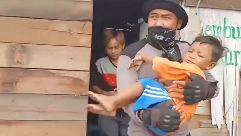 Tim Satgas Karhutla di Kotim Kalteng Evakuasi Seorang Bocah Terkepung Kabut Asap