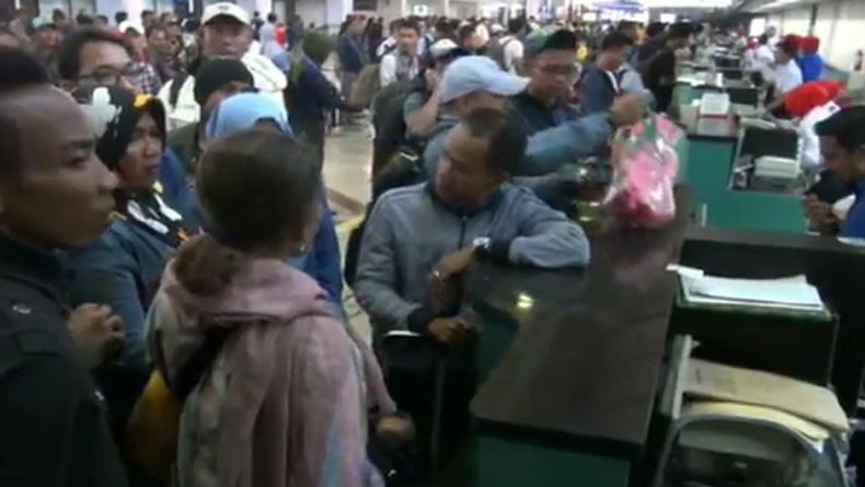 Kabut Asap Kalimantan Makin Parah, Ratusan Penumpang Terlantar di Bandara Juanda
