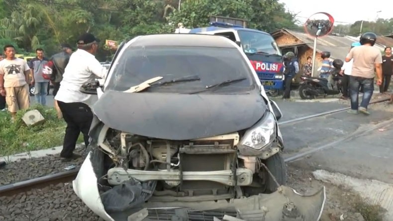 Toyota Calya Ditabrak KA di Cilegon Banten akibat Mati Mesin, 3 Orang Luka-Luka