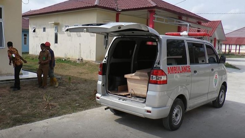 8 jenazah korban kecelakaan bus rosalia indah dan truk tangki dijemput keluarga bagian 1